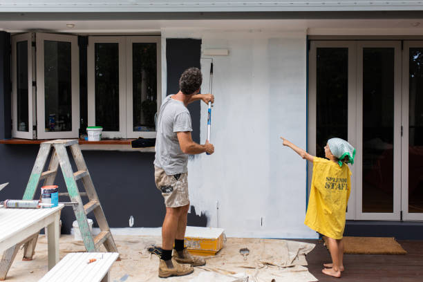 Real life Aussie Dad and young daughter repaint their house together while in iso (lockdown)